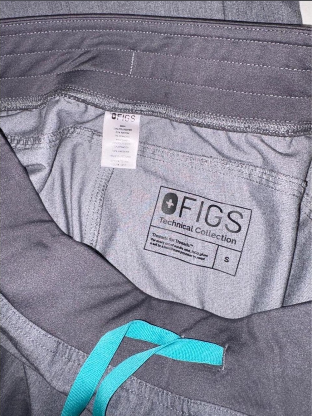 FIGS Graphite Scrubs Set - Picture 7 of 7